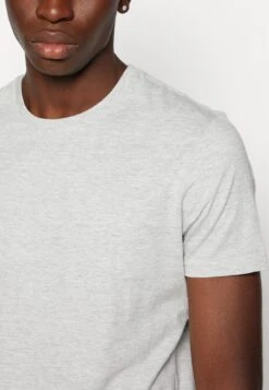 Pier One Unisex 5 Pack - Camiseta Básica - Black /Dark Blue/Dark Green 17 Pier One Unisex 5 Pack - Camiseta Básica - Black /Dark Blue/Dark Green -Pier One 02e7c78a7d0a493fb729f5f1bba05c43