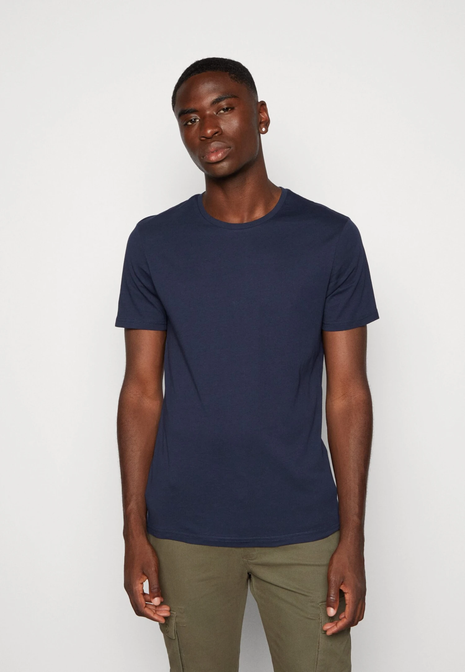 Pier One Unisex 5 Pack - Camiseta Básica - Black /Dark Blue/Dark Green 6 Pier One Unisex 5 Pack - Camiseta Básica - Black /Dark Blue/Dark Green - Imagen 6