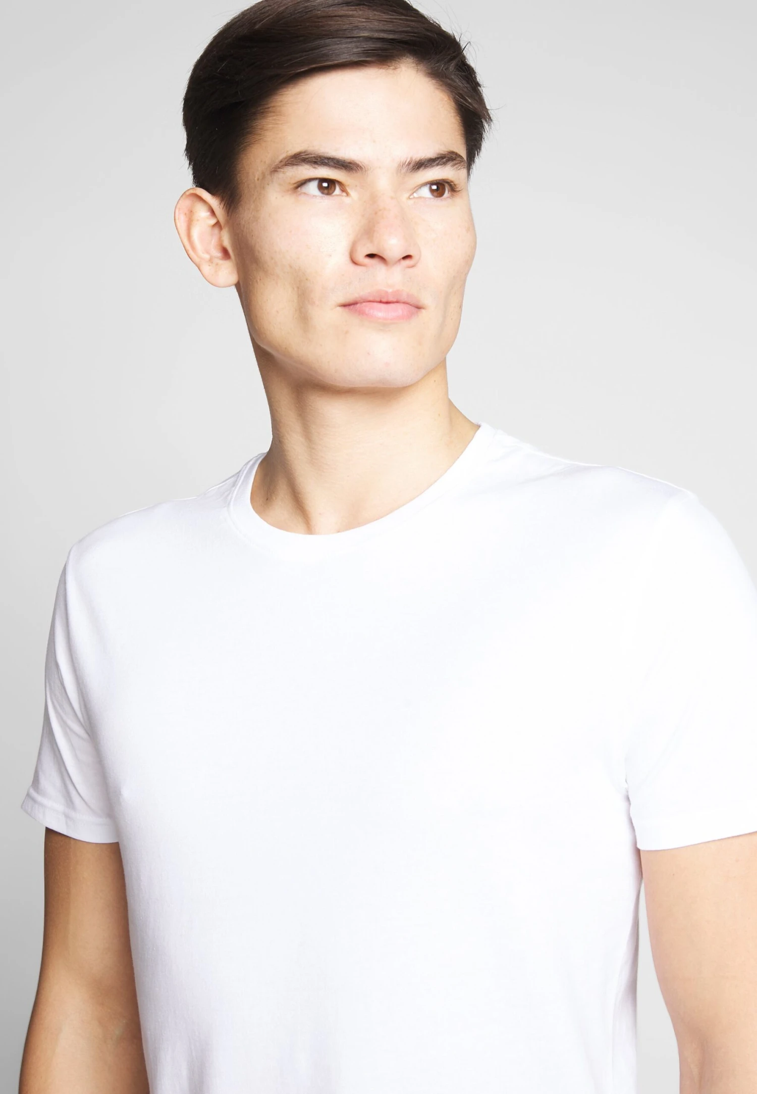 Pier One 2 Pack - Camiseta Básica - White/Dark Blue 5 Pier One 2 Pack - Camiseta Básica - White/Dark Blue - Imagen 5