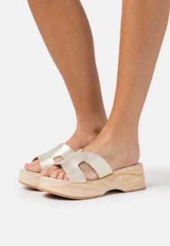 Pier One Leather - Zuecos - Gold