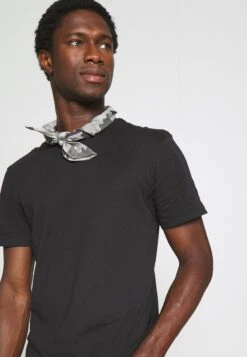 Pier One 3 Pack - Camiseta Básica - Black/Mottled Dark Grey/Bordeaux -Pier One ae9b9691c10949c5b4edc17929f8c13a